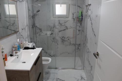 a bathroom with a shower and a toilet and a sink at Baleares III Apartamento a 100 metros de la arena in Los Mártires