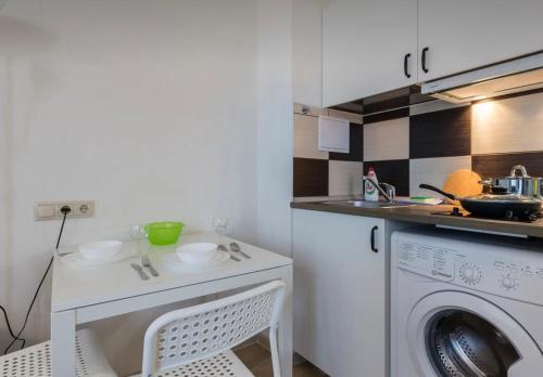 Il comprend une cuisine équipée d'un lave-linge et d'un lave-vaisselle. dans l'établissement VIP apart 768, à Tbilissi