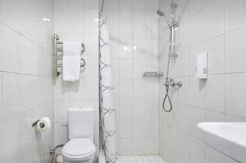 La salle de bains est pourvue d'une douche, de toilettes et d'un lavabo. dans l'établissement VIP apart 768, à Tbilissi