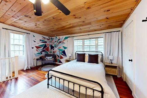 1 dormitorio con 1 cama grande y techo de madera en Summit House, en Windsor