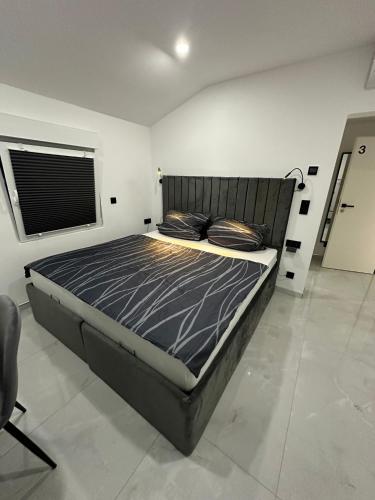 een slaapkamer met een groot bed in een kamer bij Moparts in Oberhausen