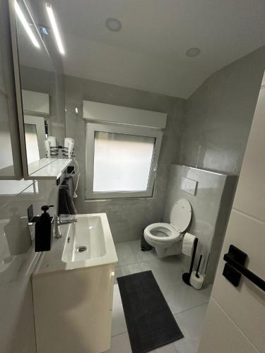 małą łazienkę z toaletą i umywalką w obiekcie Moparts w mieście Oberhausen