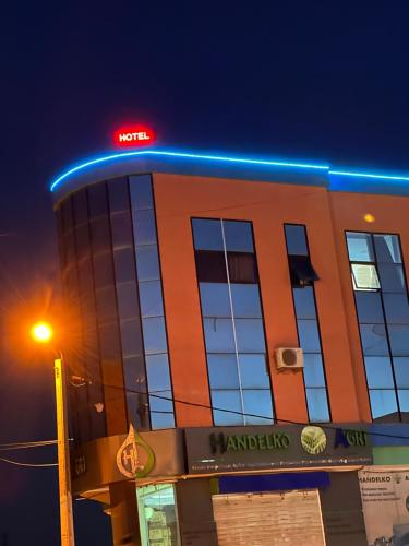 un edificio con un'insegna al neon sopra di esso di HOTEL NOSTRESS a Khenifra