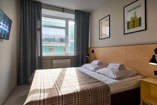 1 dormitorio con cama y ventana en VIP apart 769, en Tiflis