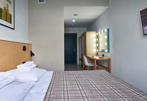 Habitación de hotel con cama y escritorio en VIP apart 769, en Tiflis