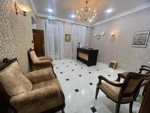 un soggiorno con 2 sedie e un tavolo di Swan Hotel Baku a Baku