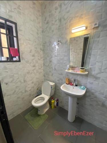 Salle de bains dans l'établissement A lovely studio with a mini-balcony in Sogbossito, Lomé