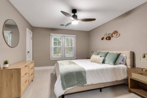 um quarto com uma cama e uma ventoinha de tecto em Riverside Retreat! em West Lafayette