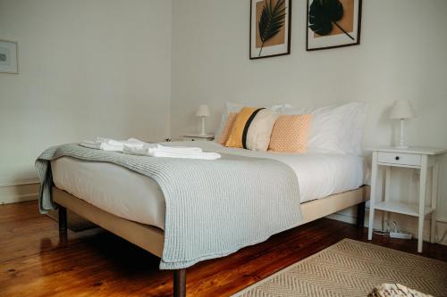 Un dormitorio con una cama con una manta. en Belém Tejo - Jardim, en Lisboa