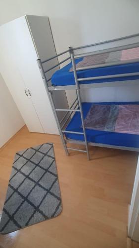 um quarto com 2 beliches e um tapete em Apartment 8 Pirmasens em Pirmasens