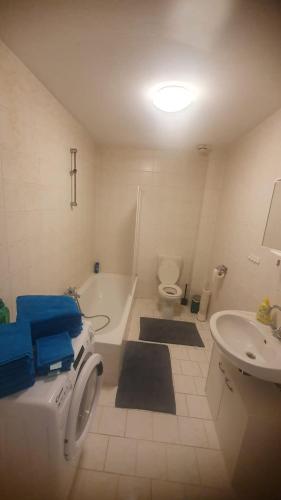 uma casa de banho com uma banheira, um WC e um lavatório. em Apartment 8 Pirmasens em Pirmasens