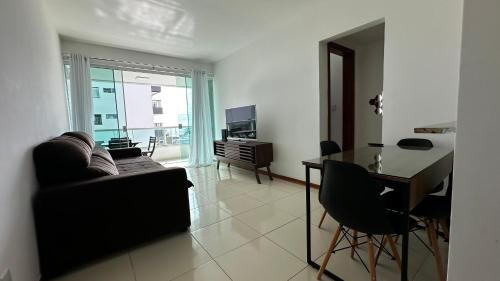 uma sala de estar com um sofá e uma mesa em Apt. em Praia do Sul de Ilhéus em Ilhéus