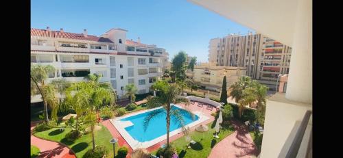 een uitzicht over een zwembad in een stad bij Carihuela Plaza del Remo in Torremolinos