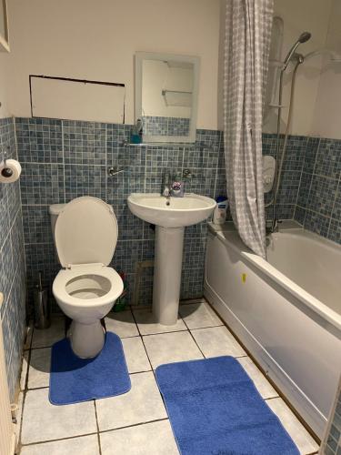 ロンドンにあるEarls courtのバスルーム(トイレ、洗面台、バスタブ付)
