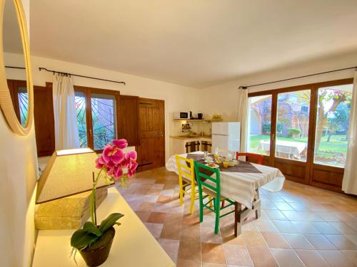 a living room with a table and a dining room at Residence La Rosa in Porto San Paolo