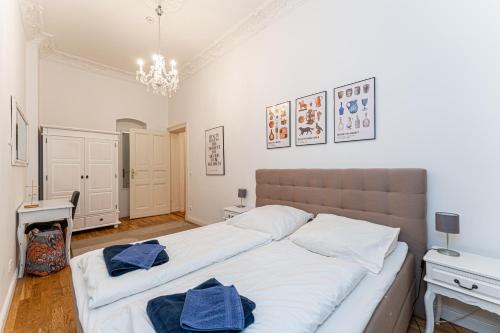 a bedroom with a large bed with two towels on it at Be in Berlin Apartments zentral und ruhig für Familien und Geschäftsreisende in Schöneberg in Berlin