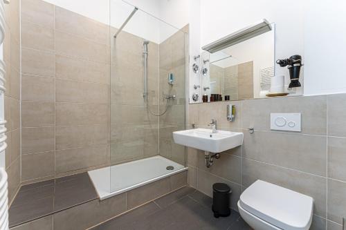 a bathroom with a shower toilet and a sink at Be in Berlin Apartments zentral und ruhig für Familien und Geschäftsreisende in Schöneberg in Berlin