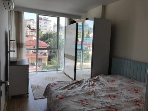 1 dormitorio con cama y ventana grande en River Suite, en Alanya