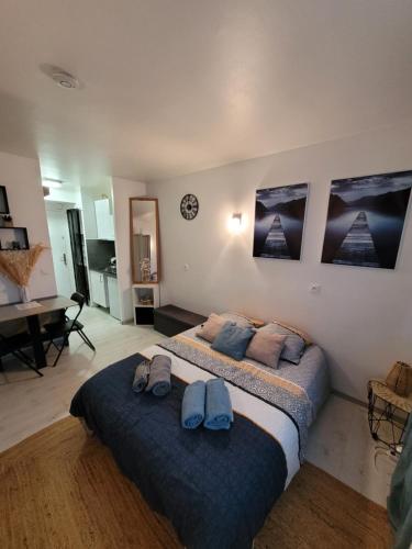 Ένα ή περισσότερα κρεβάτια σε δωμάτιο στο LE DUCAL - Marina Baie des Anges