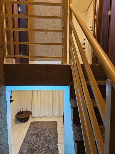 Blick auf ein Zimmer mit einer Treppe und einer Badewanne in der Unterkunft Casa para Hospedar in Fazenda Rio Grande