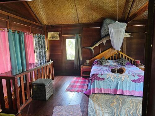 sypialnia z łóżkiem w pokoju z drewnianymi ścianami w obiekcie Chalet Avea w mieście Parea
