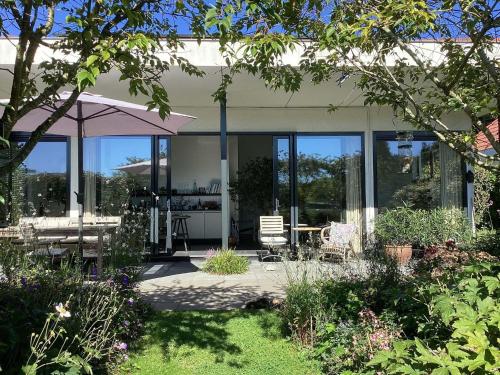 Cozy forest villa on the water near Harderwijk