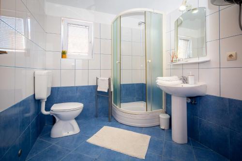 Ένα μπάνιο στο Apartments Luka free bikes