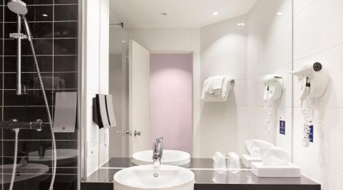 a white bathroom with two sinks and a shower at Holiday Inn Express Amiens by IHG in Amiens