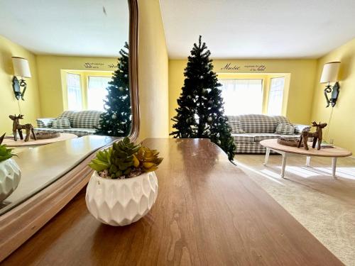 una sala de estar con un árbol de Navidad y un espejo grande en Rustic retreat room with desk in country house, en Hemet
