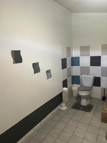 La salle de bains est pourvue de toilettes. dans l'établissement Casa DeLyZy, à Matoury