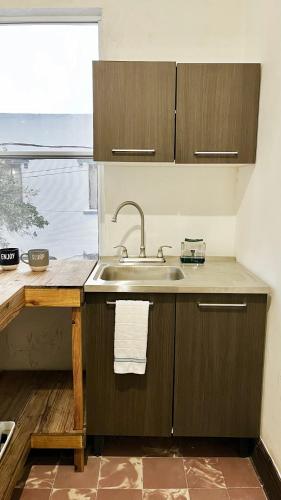 a kitchen with a sink and a window at DGM Lofts MTY MN 960 E centro cerca de todo in Monterrey