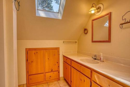 een badkamer met een wastafel en een spiegel bij A-Frame Cabin in The Sequoias in Wofford Heights