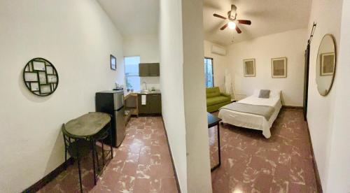 sala de estar con dormitorio con cama y cocina en Confortable Loft MN 960 E Centro Mty cerca de todo, en Monterrey