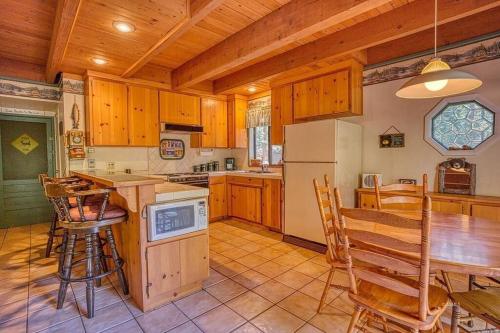 A-Frame Cabin in The Sequoiasにあるキッチンまたは簡易キッチン