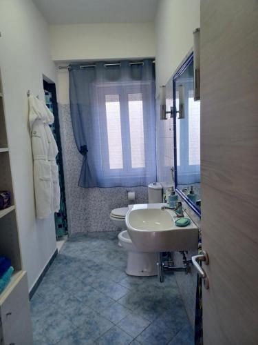uma casa de banho com um lavatório, um WC e um espelho. em Casa Donna Rosaria tra Etna e Taormina em Riposto