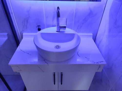 baño con lavabo blanco en la encimera en Hasankeyf Hasbahçe Otel en Hasankeyif