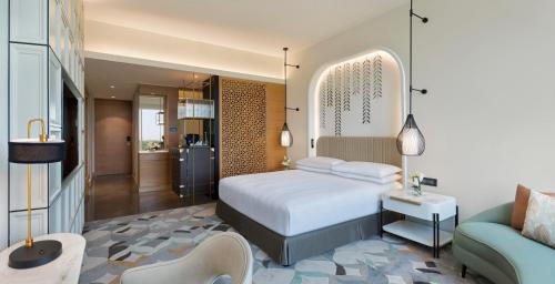 斋浦尔InterContinental Jaipur Tonk Road by IHG的配有床和沙发的酒店房间
