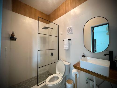 Koupelna v ubytování 1 Corcega Beachfront Suites