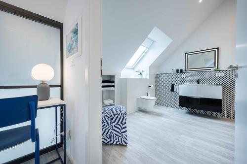 Baño blanco con lavabo y aseo en Design meets Style Bodensee mit Homeoffice bis 6 Personen, en Friedrichshafen
