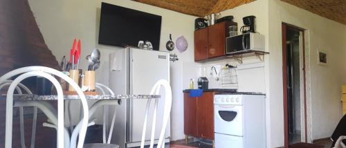 Η κουζίνα ή μικρή κουζίνα στο chalé 1 bukadim de terra