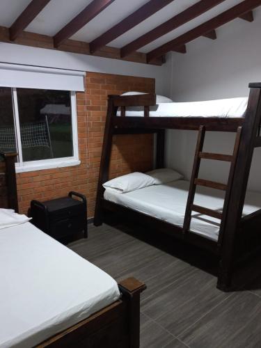 zwei Etagenbetten in einem Zimmer mit Fenster in der Unterkunft FINCA VILLA BLANCA in Termales