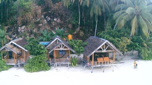a group of cottages on the beach on the sand at Amfriwen Homestay in Yennanas Besir