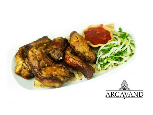 einen Teller mit Fleisch, Reis und Salat in der Unterkunft Argavand Hotel & Restaurant Complex in Argavand