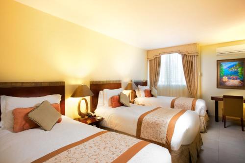 En eller flere senge i et værelse på TOSCANA INN HOTEL