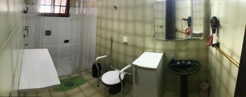 een kleine badkamer met een wastafel en een toilet bij Espaço Sr Churras famílias são bem vindas Temos berço in Boituva
