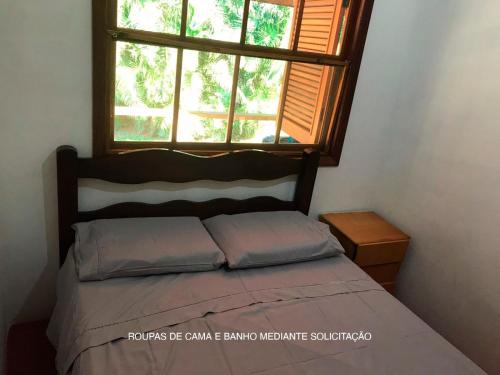a bed in a bedroom with a window at Espaço Sr Churras famílias são bem vindas Temos berço in Boituva