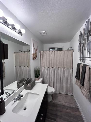 La salle de bains est pourvue d'un lavabo, de toilettes et d'une douche. dans l'établissement New, and Modern Home close to the strip, à Las Vegas