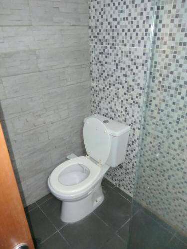 (El departamento) في بيريغامنيو: حمام مع مرحاض ودش زجاجي