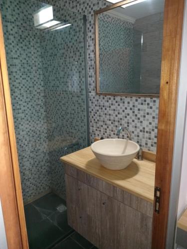 (El departamento) في بيريغامنيو: حمام مع حوض ومرآة