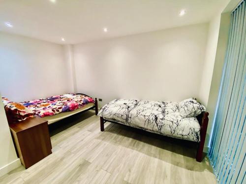 Łóżko lub łóżka w pokoju w obiekcie Comfortable One Bedroom Flat With Car Park In London
